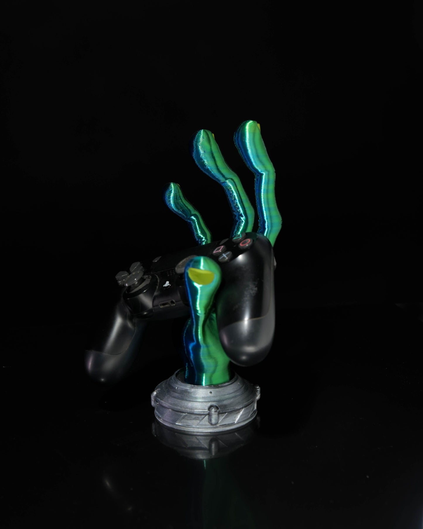 👽 Alien Hand Controller Stand - Futuristic Style